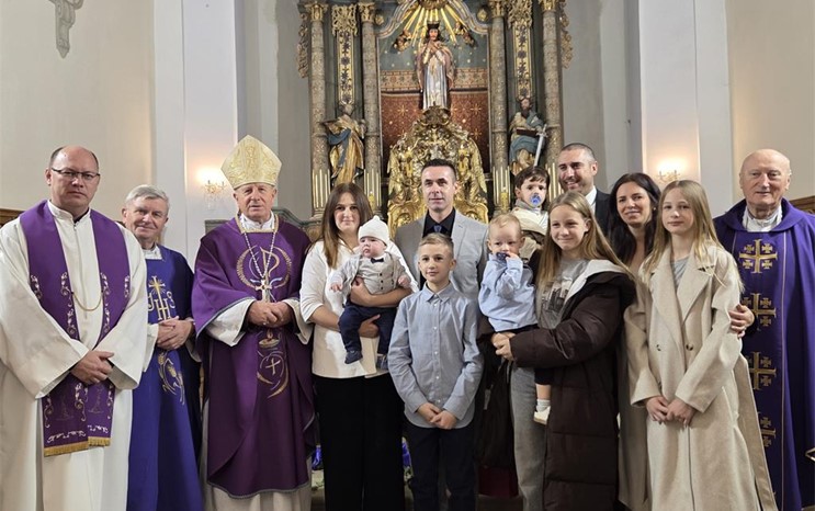 Biskup Gorski krstio peto dijete obitelji Kajfeš u Župi Stupnik - Lučko